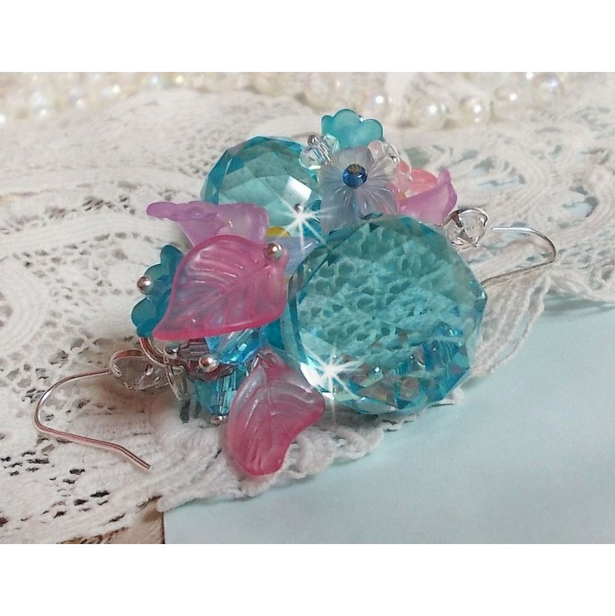 Ondine BO azul creado con cristales Swarovki y flores de resina rosa