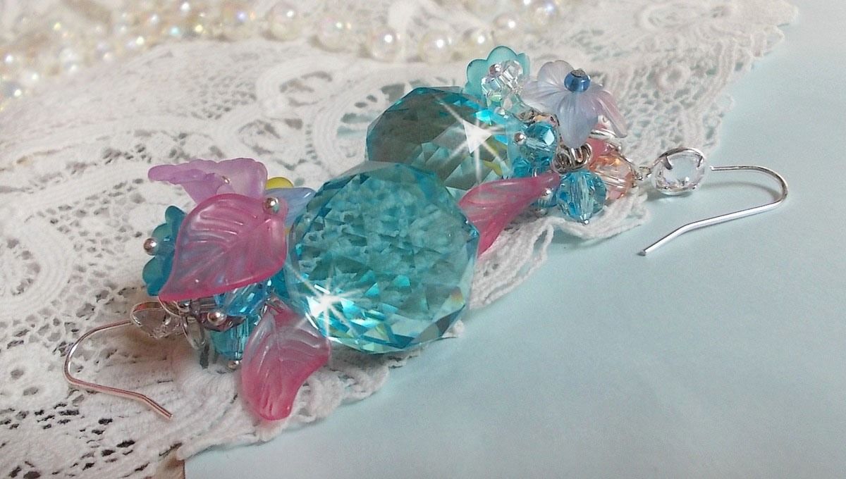 Ondine BO azul creado con cristales Swarovki y flores de resina rosa