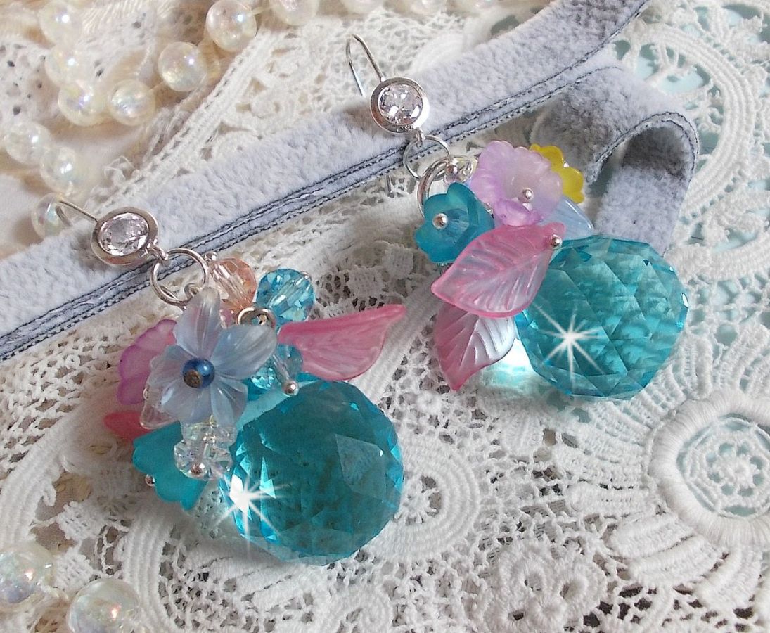 Ondine BO azul creado con cristales Swarovki y flores de resina rosa