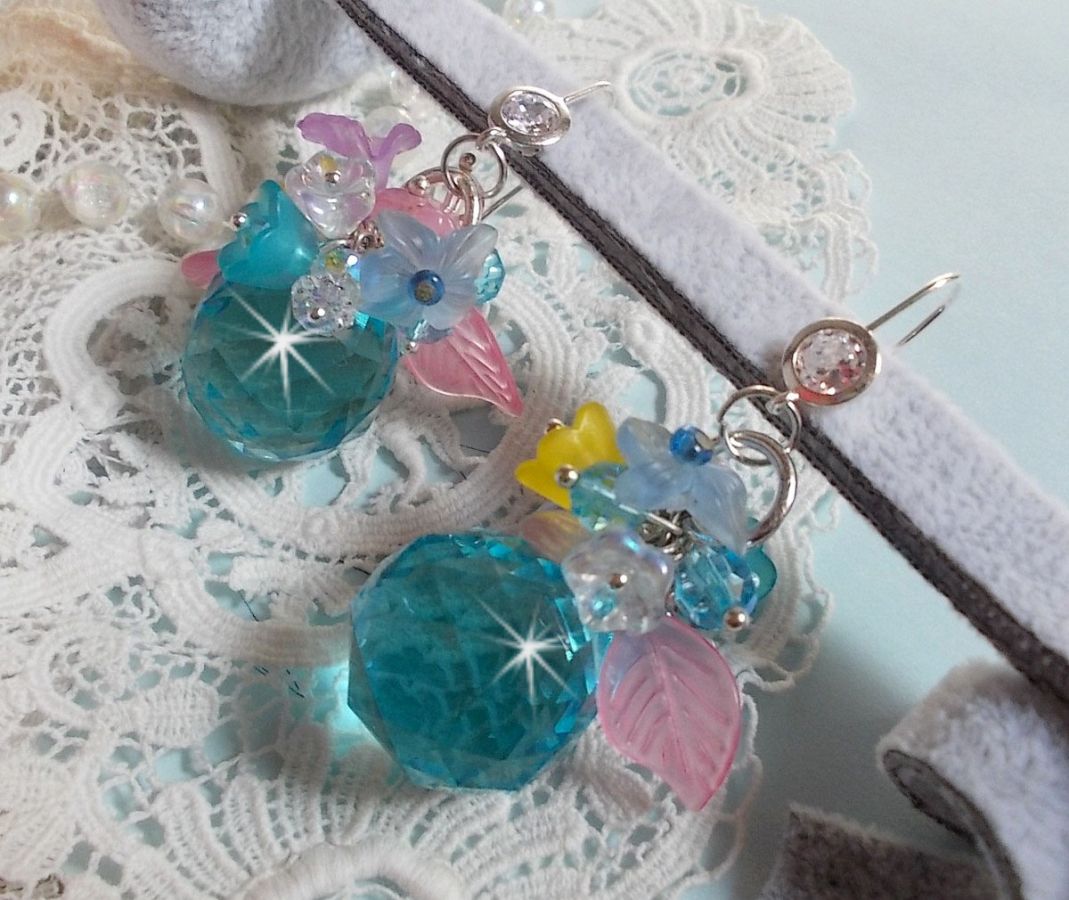 Ondine BO azul creado con cristales Swarovki y flores de resina rosa