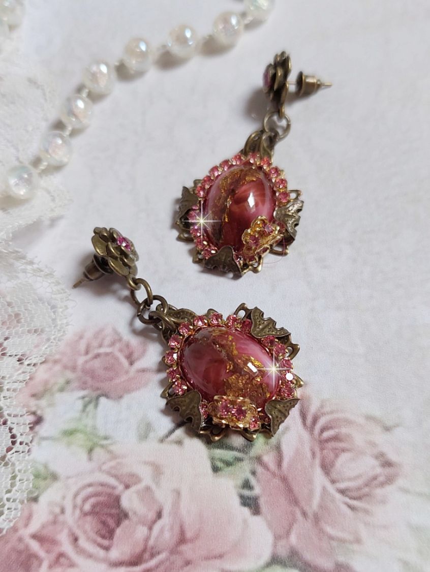 BO Pampelone Fuchsia avec cabochons ovales aux feuilles d’or, strass, cristaux, Roses, breloques papillons, estampes et clous d’oreilles en métal bronze