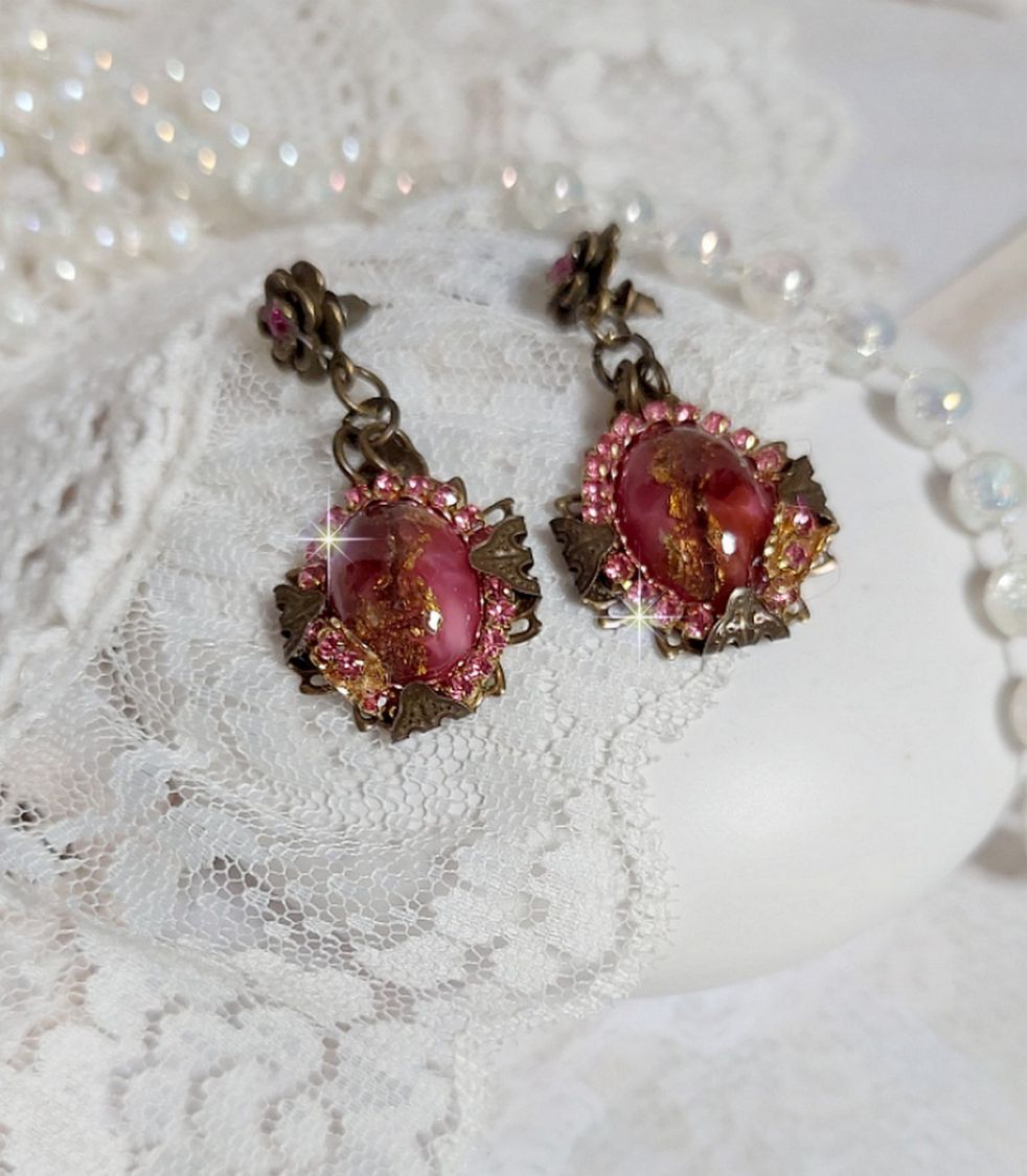 BO Pampelone Fuchsia avec cabochons ovales aux feuilles d’or, strass, cristaux, Roses, breloques papillons, estampes et clous d’oreilles en métal bronze