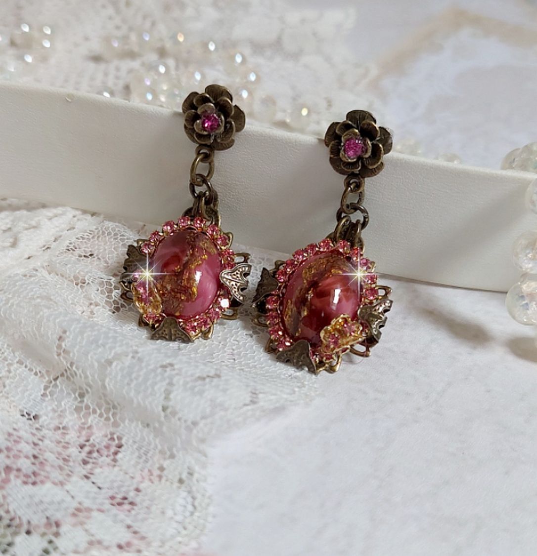 BO Pampelone Fuchsia avec cabochons ovales aux feuilles d’or, strass, cristaux, Roses, breloques papillons, estampes et clous d’oreilles en métal bronze