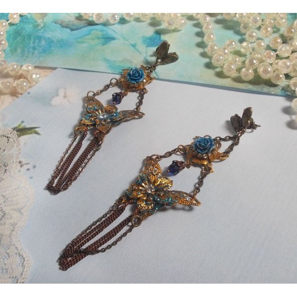 Mariposas iridiscentes creadas con circonio, cristales de Swarovski, cabujones de resina, accesorios varios y cuentas de cristal de Bohemia.