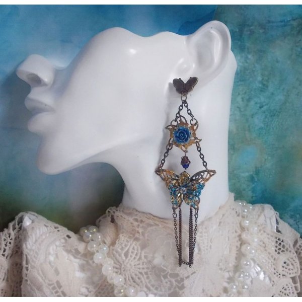 Mariposas iridiscentes creadas con circonio, cristales de Swarovski, cabujones de resina, accesorios varios y cuentas de cristal de Bohemia.