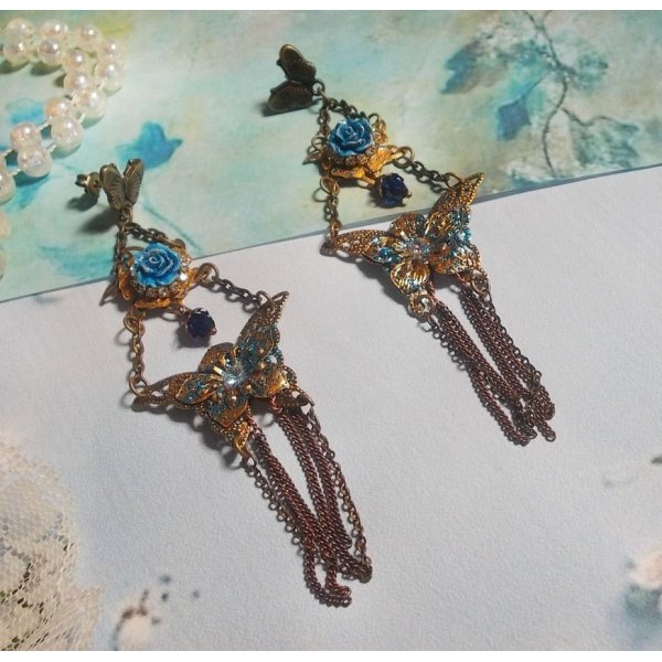 Mariposas iridiscentes creadas con circonio, cristales de Swarovski, cabujones de resina, accesorios varios y cuentas de cristal de Bohemia.