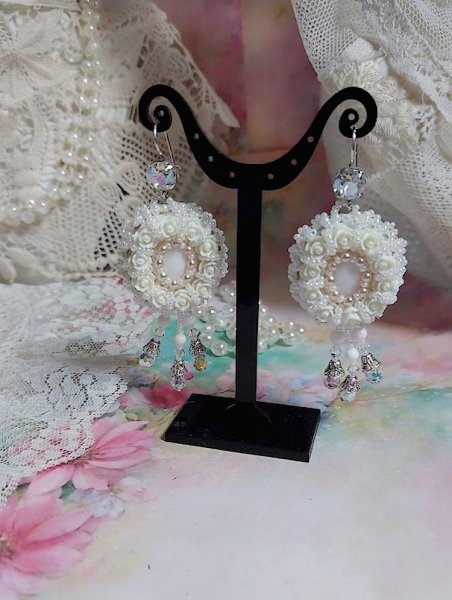 BO Nuages Blancs brod&eacute;es avec Nacre, Jade, rocailles, cuir et perles cristal Swarovski