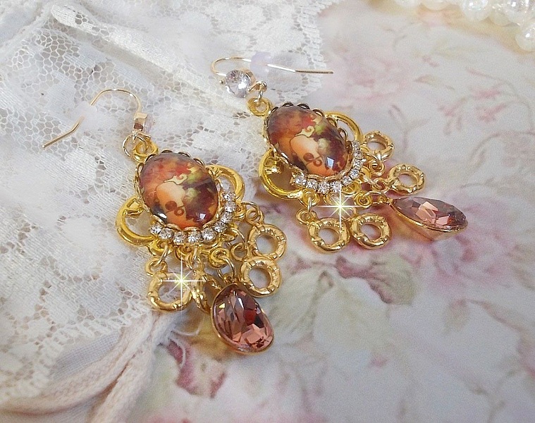 BO Paris repr&eacute;sentant une jeune femme &agrave; Paris, orn&eacute; d&rsquo;une cha&icirc;ne strass Cristal/Dor&eacute; avec des breloques, des pendants ovales Blush Rose, mont&eacute;s sur des crochets en plaqu&eacute; Or. Paris en mode vintage.