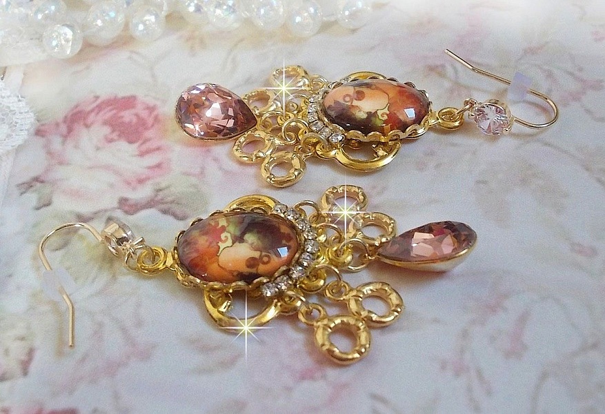 BO Paris repr&eacute;sentant une jeune femme &agrave; Paris, orn&eacute; d&rsquo;une cha&icirc;ne strass Cristal/Dor&eacute; avec des breloques, des pendants ovales Blush Rose, mont&eacute;s sur des crochets en plaqu&eacute; Or. Paris en mode vintage.