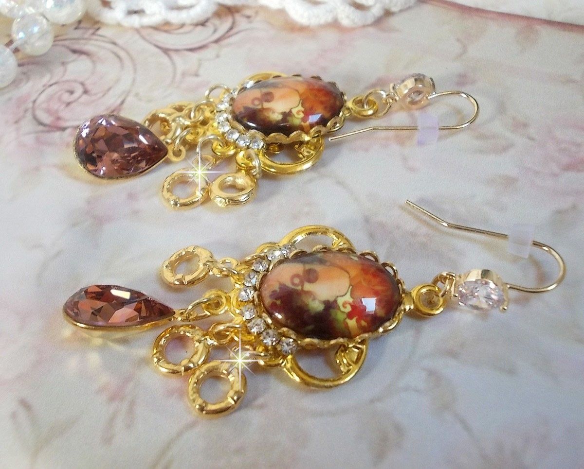 BO Paris représentant une jeune femme à Paris, orné d’une chaîne strass Cristal/Doré avec des breloques, des pendants ovales Blush Rose, montés sur des crochets en plaqué Or. Paris en mode vintage.