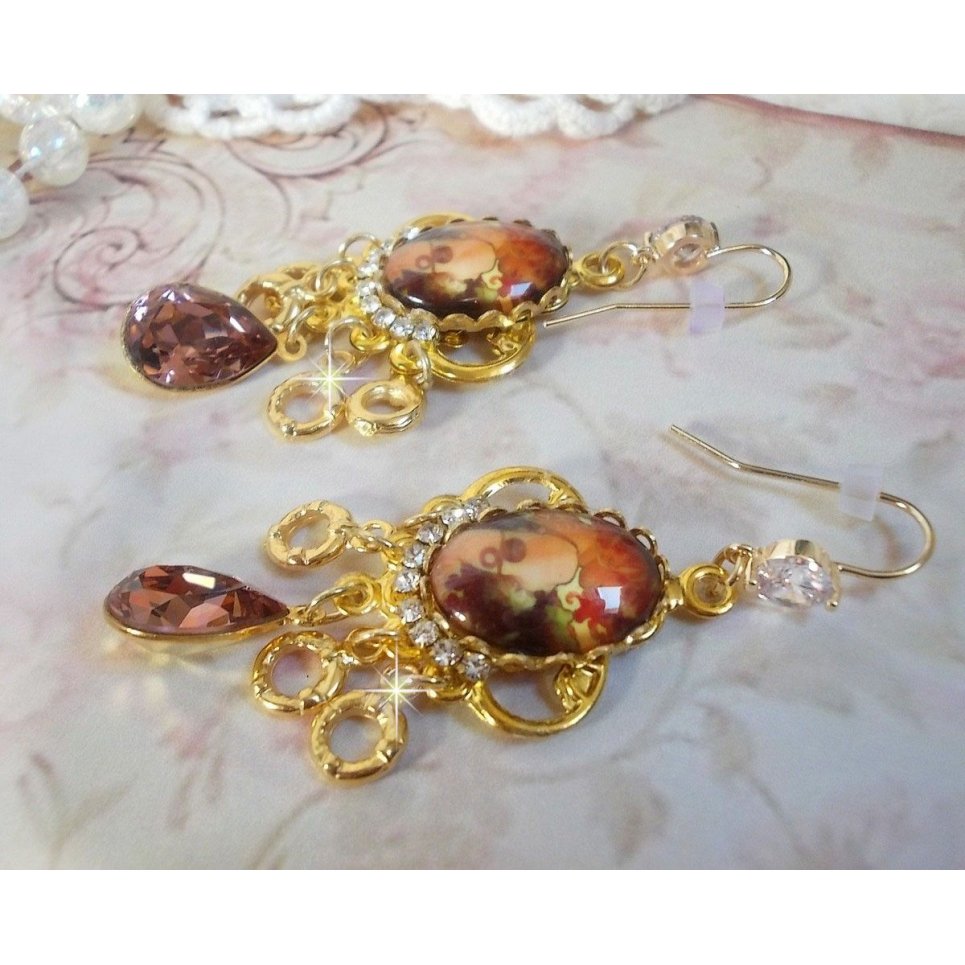 BO Paris représentant une jeune femme à Paris, orné d’une chaîne strass Cristal/Doré avec des breloques, des pendants ovales Blush Rose, montés sur des crochets en plaqué Or. Paris en mode vintage.