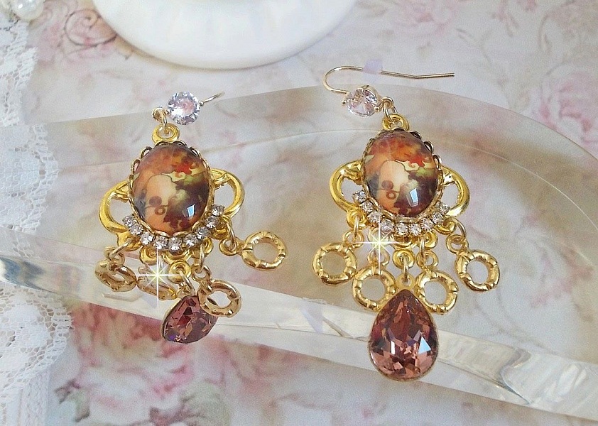 BO Paris repr&eacute;sentant une jeune femme &agrave; Paris, orn&eacute; d&rsquo;une cha&icirc;ne strass Cristal/Dor&eacute; avec des breloques, des pendants ovales Blush Rose, mont&eacute;s sur des crochets en plaqu&eacute; Or. Paris en mode vintage.