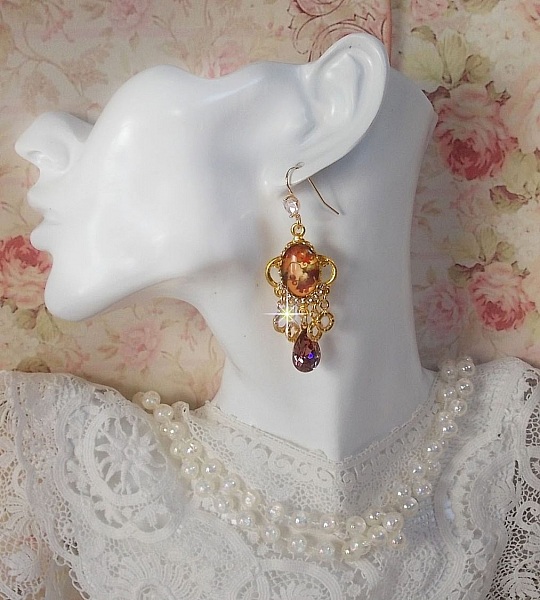 BO Paris repr&eacute;sentant une jeune femme &agrave; Paris, orn&eacute; d&rsquo;une cha&icirc;ne strass Cristal/Dor&eacute; avec des breloques, des pendants ovales Blush Rose, mont&eacute;s sur des crochets en plaqu&eacute; Or. Paris en mode vintage.