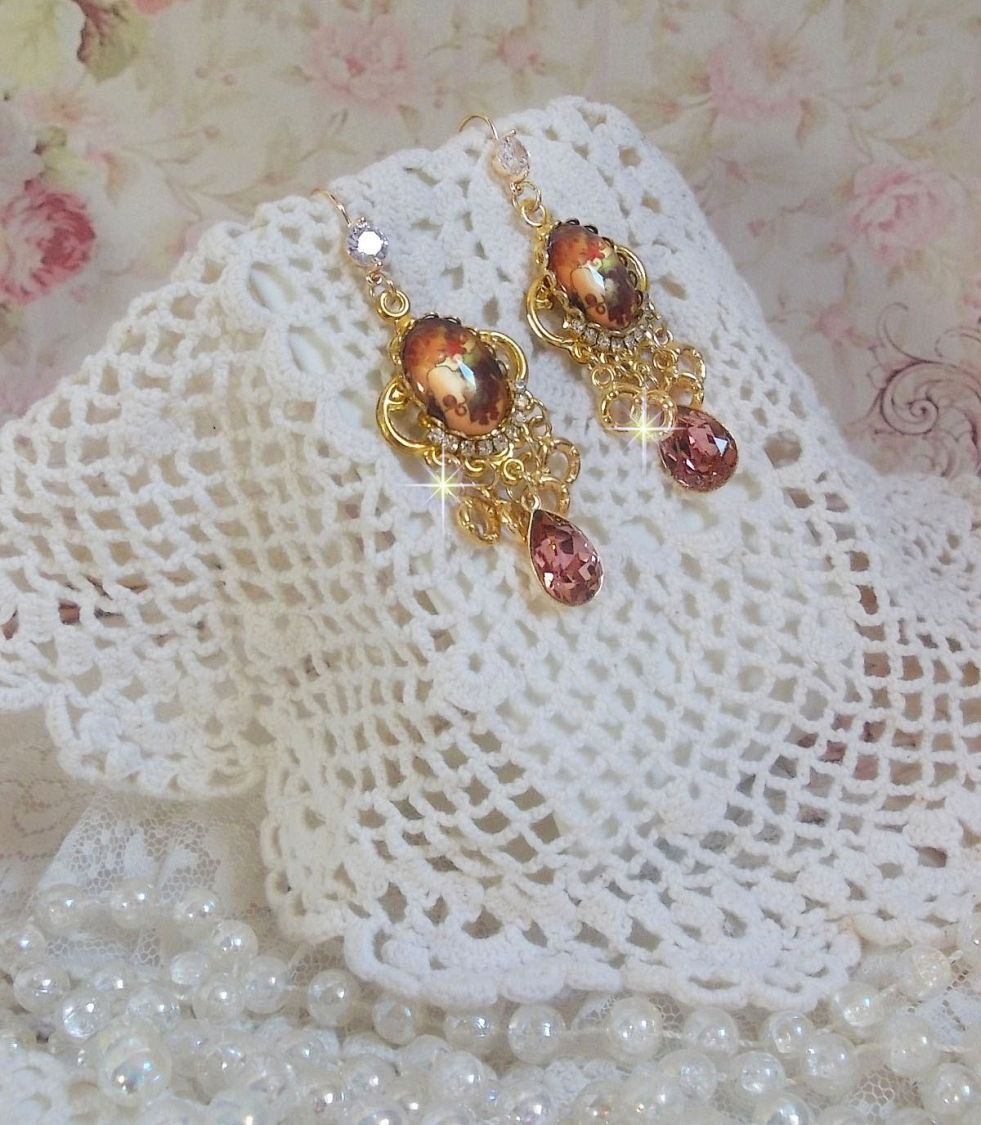 BO Paris représentant une jeune femme à Paris, orné d’une chaîne strass Cristal/Doré avec des breloques, des pendants ovales Blush Rose, montés sur des crochets en plaqué Or. Paris en mode vintage.