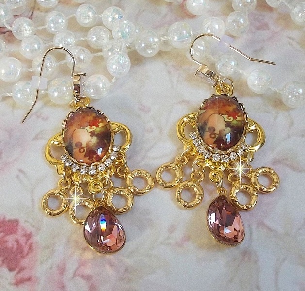 BO Paris repr&eacute;sentant une jeune femme &agrave; Paris, orn&eacute; d&rsquo;une cha&icirc;ne strass Cristal/Dor&eacute; avec des breloques, des pendants ovales Blush Rose, mont&eacute;s sur des crochets en plaqu&eacute; Or. Paris en mode vintage.