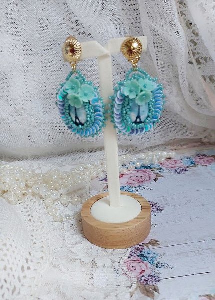 BO Parisienne brod&eacute;es avec cabochons r&eacute;sines, rocailles verres, sequins et clips en laiton