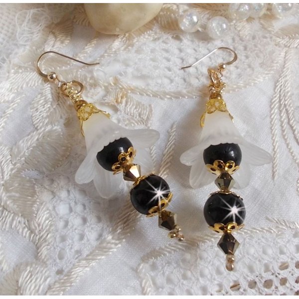 BO Passion con flores blancas de Lucite y cristales de Swarovski