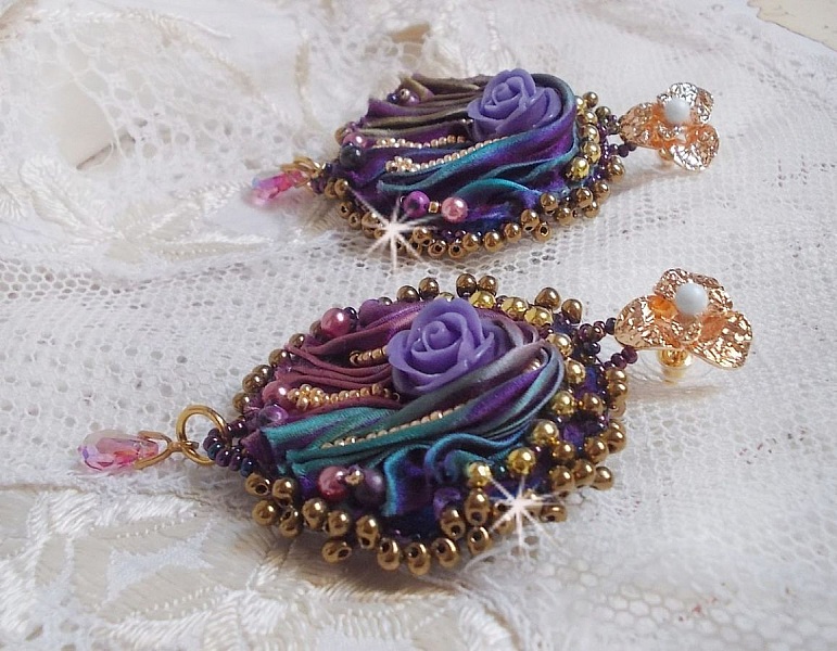 BO La Passionn&eacute;e de Venise brod&eacute;es avec un ruban de soie Purple, des Cristaux de Swarovski et des rocailles Miyuki