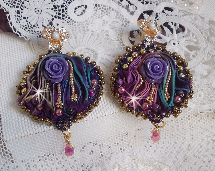 BO La Passionn&eacute;e de Venise brod&eacute;es avec un ruban de soie Purple, des Cristaux de Swarovski et des rocailles Miyuki