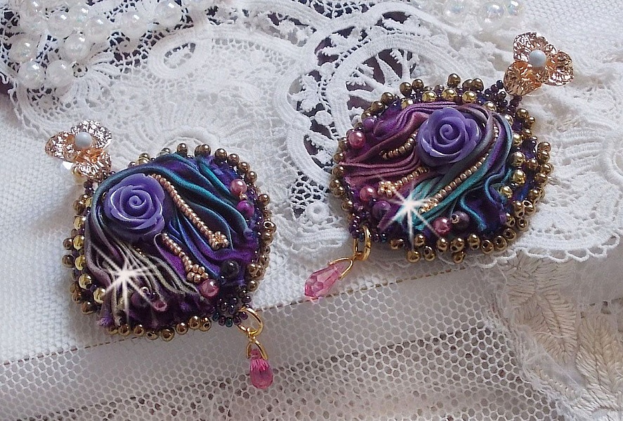 BO La Passionn&eacute;e de Venise brod&eacute;es avec un ruban de soie Purple, des Cristaux de Swarovski et des rocailles Miyuki