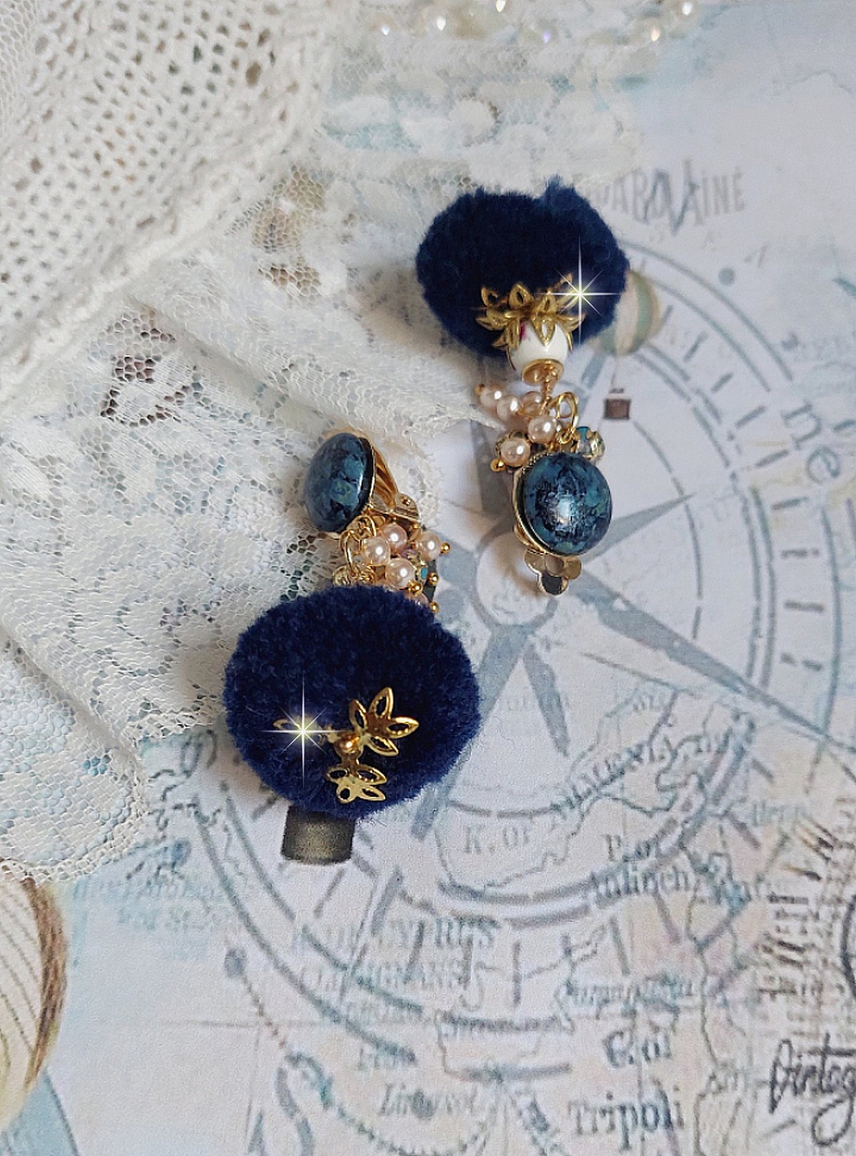 BO Petites Douceurs mont&eacute;es avec pompons ronds, cabochons verres et perles Cristal Swarovski