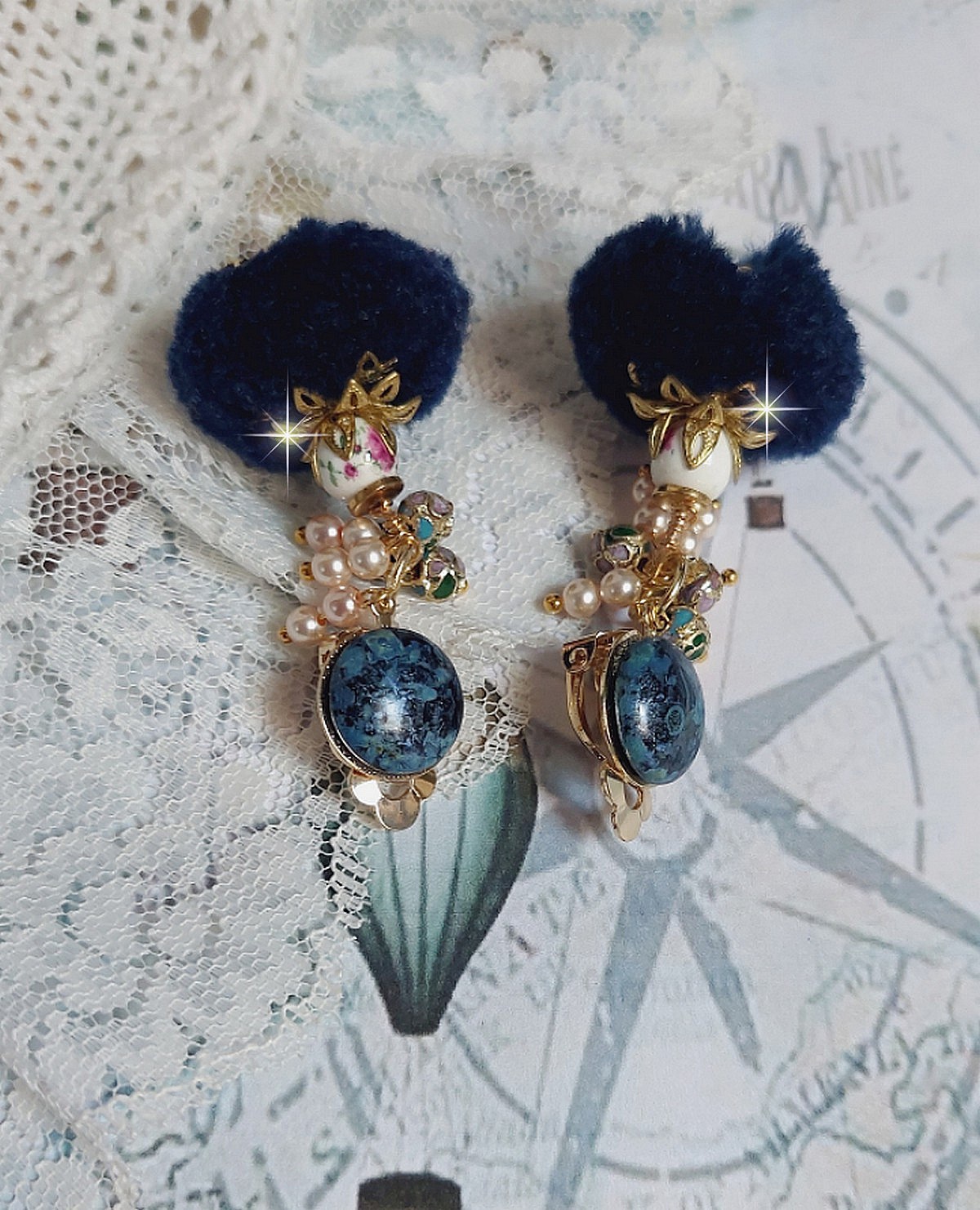 BO Petites Douceurs mont&eacute;es avec pompons ronds, cabochons verres et perles Cristal Swarovski