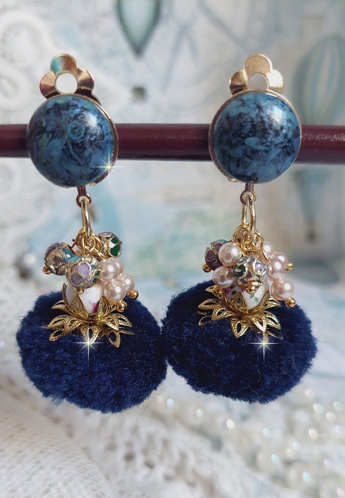 BO Petites Douceurs mont&eacute;es avec pompons ronds, cabochons verres et perles Cristal Swarovski