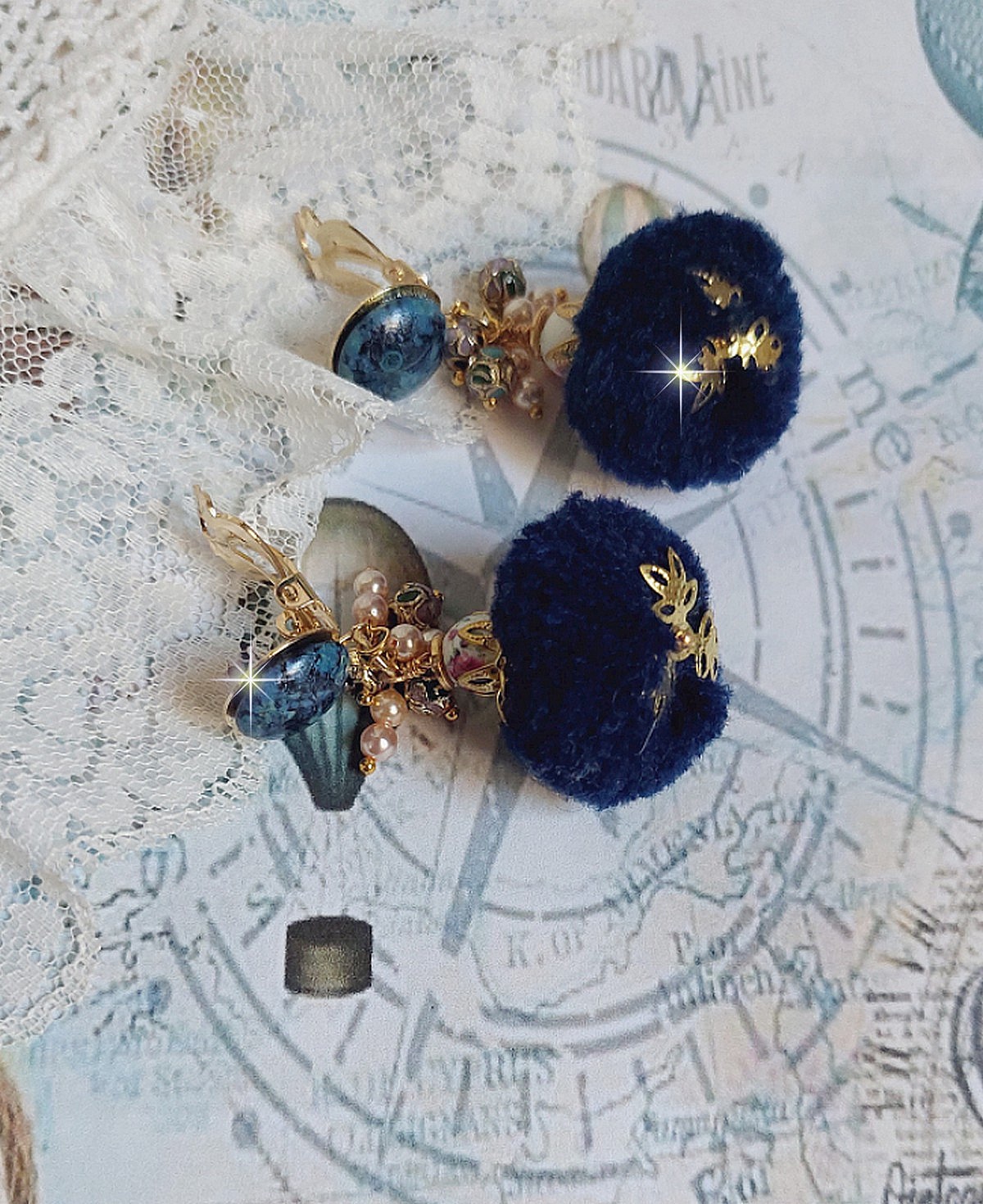 BO Petites Douceurs mont&eacute;es avec pompons ronds, cabochons verres et perles Cristal Swarovski