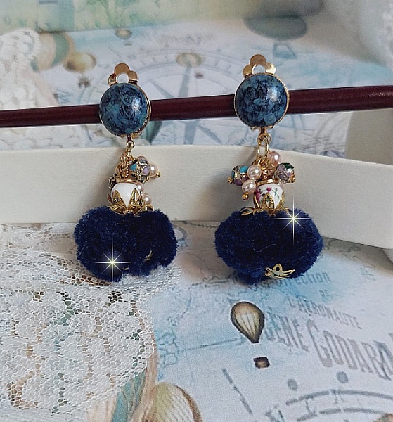 BO Petites Douceurs mont&eacute;es avec pompons ronds, cabochons verres et perles Cristal Swarovski