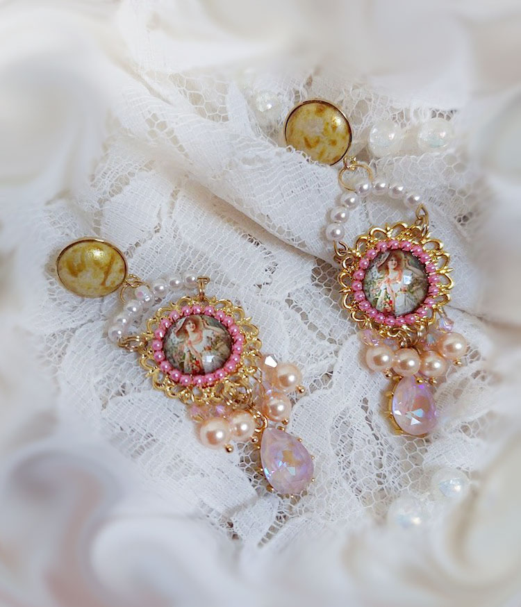 BO Pleasures Pink cr&eacute;&eacute;es avec cabochons verres, accessoires laiton et perles Cristal Swarovski