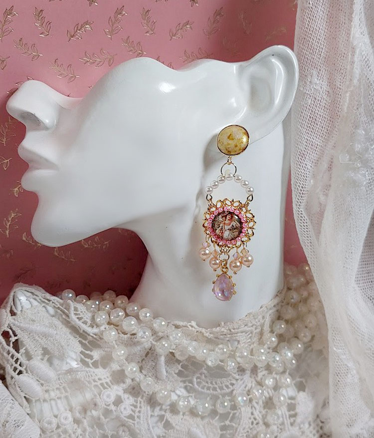 BO Pleasures Pink cr&eacute;&eacute;es avec cabochons verres, accessoires laiton et perles Cristal Swarovski