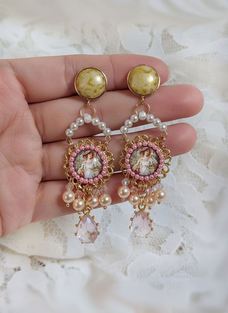 BO Pleasures Pink cr&eacute;&eacute;es avec cabochons verres, accessoires laiton et perles Cristal Swarovski