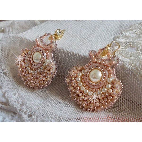 BO Poudre de Riz bordado con peque&ntilde;as cuentas redondas nacaradas de cristal de Swarovski y rocallas de Miyuki 