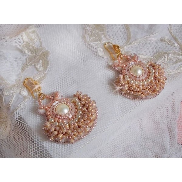 BO Poudre de Riz bordado con peque&ntilde;as cuentas redondas nacaradas de cristal de Swarovski y rocallas de Miyuki 