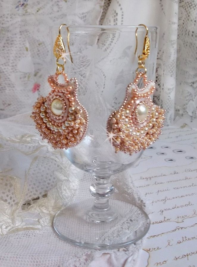 BO Poudre de Riz bordado con pequeñas cuentas redondas nacaradas de cristal de Swarovski y rocallas de Miyuki 