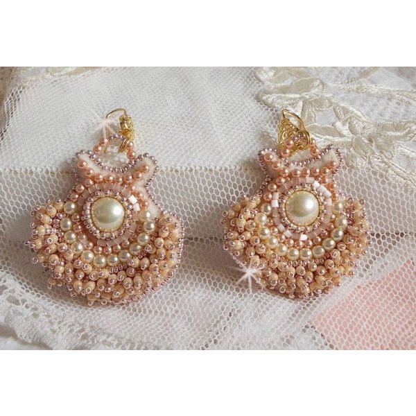 BO Poudre de Riz bordado con peque&ntilde;as cuentas redondas nacaradas de cristal de Swarovski y rocallas de Miyuki 