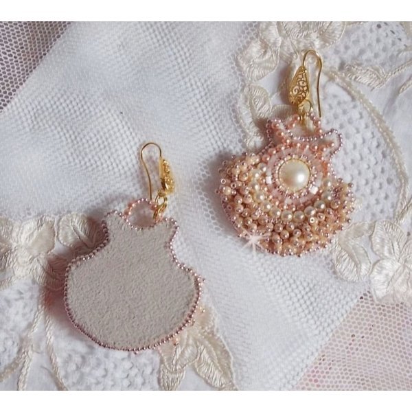 BO Poudre de Riz bordado con peque&ntilde;as cuentas redondas nacaradas de cristal de Swarovski y rocallas de Miyuki 