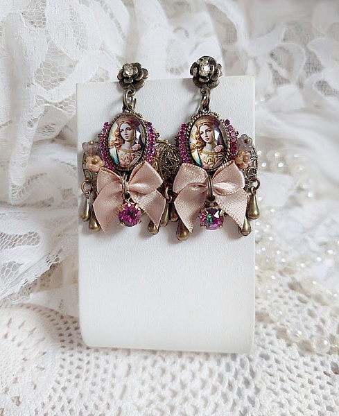 Boucles d'oreilles vintage avec cabochons, nœuds satin et cristaux Swarovski.