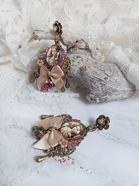 Boucles d'oreilles vintage avec cabochon, nœud satin et strass.