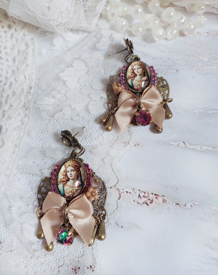 BO Reine Roses créées avec cabochon verre, nœud satin, strass, clochettes et perles Cristal Swarovski