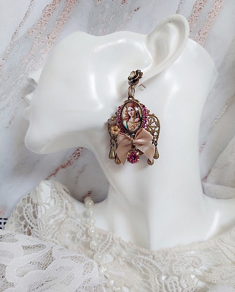 Boucles d'oreilles vintage avec cabochon, nœud satin et strass.