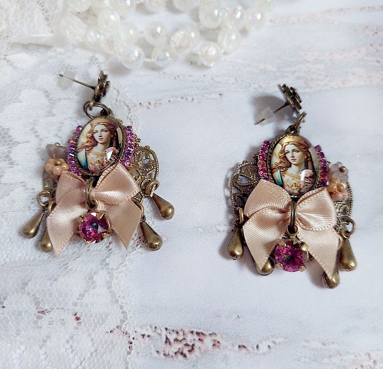 BO Reine Roses créées avec cabochon verre, nœud satin, strass, clochettes et perles Cristal Swarovski