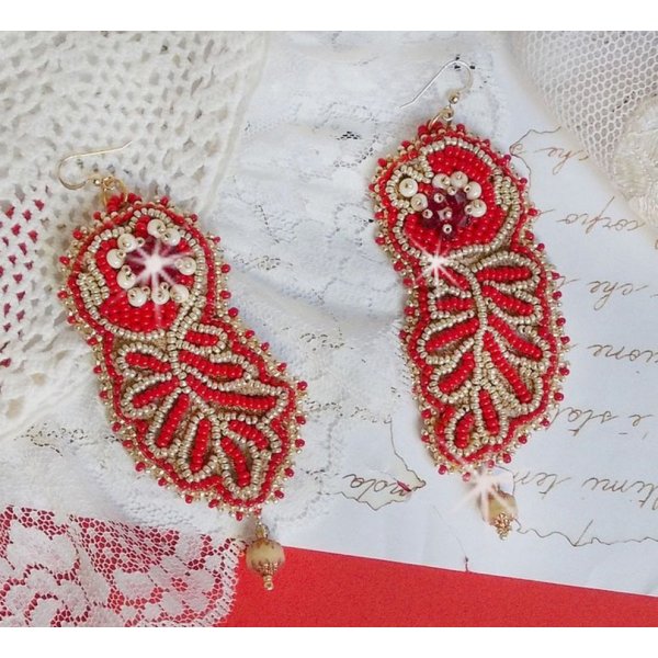 BO renacentista bordado con cristales Swarovski, facetas Marfil Antiguo, Rocailles y ganchos Gold Filled de 14 quilates.