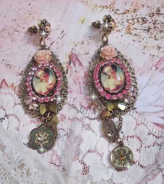 BO Rosalene creado con cristales, flores de resina, abalorios y materiales diversos 