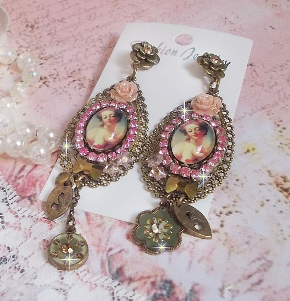 BO Rosalene creado con cristales, flores de resina, abalorios y materiales diversos 