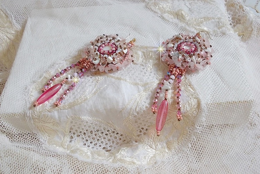 BO Rose Royale bordado con cabujones de n&aacute;car, chips de cuarzo blanco y howlita, cristales de Swarovski, rocallas rosas, cuentas de rocalla y ganchos rellenos de oro de 14 quilates.