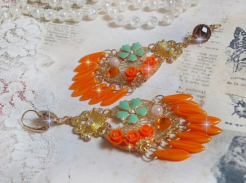 BO Roseraie Rosas naranjas creadas con pedrer&iacute;a y cabujones de cristal Swarovski, flores, dagas naranjas, cabujones de cristal y accesorios de calidad