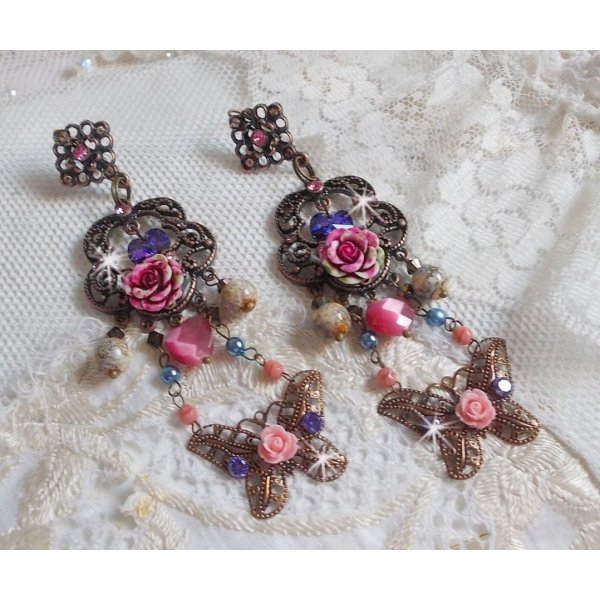 BO Roses and Butterfly con estos dulces estampados de flores y mariposas, cuentas de cristal ojo de gato y facetas de m&aacute;rmol rosa