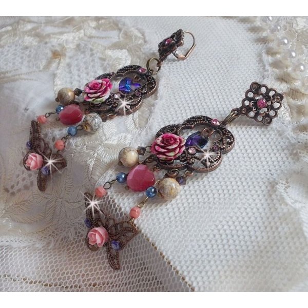 BO Roses and Butterfly con estos dulces estampados de flores y mariposas, cuentas de cristal ojo de gato y facetas de m&aacute;rmol rosa