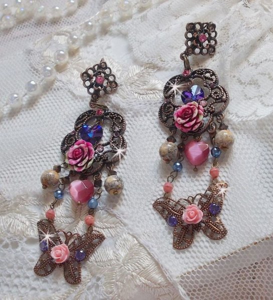 BO Roses and Butterfly con estos dulces estampados de flores y mariposas, cuentas de cristal ojo de gato y facetas de m&aacute;rmol rosa